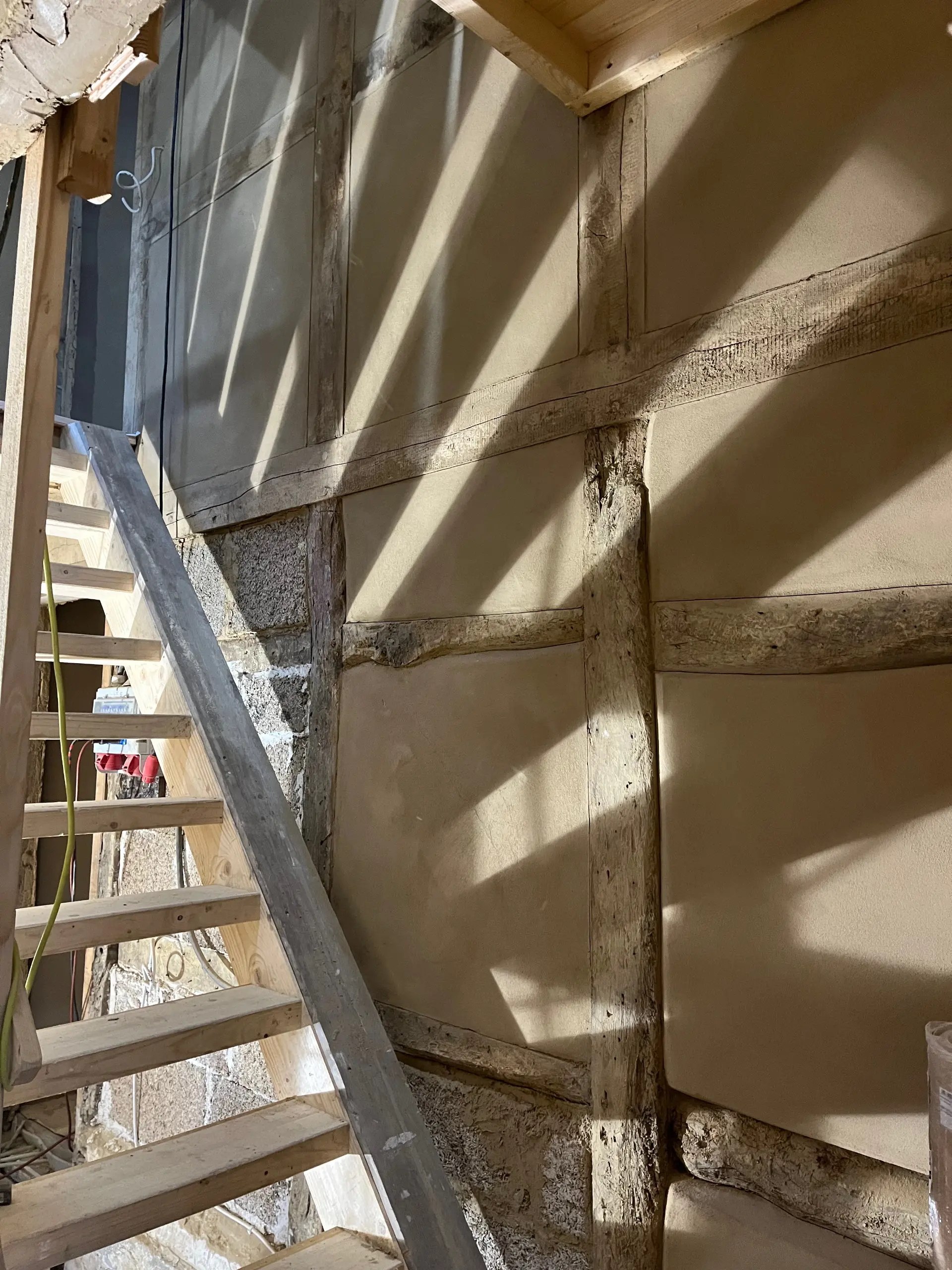 Präzise Lehmbau Arbeit bei der Fachwerksanierung eines historischen Gebäudes in Remscheid Lennep durch Stuckateurmeister Alexander Leubner